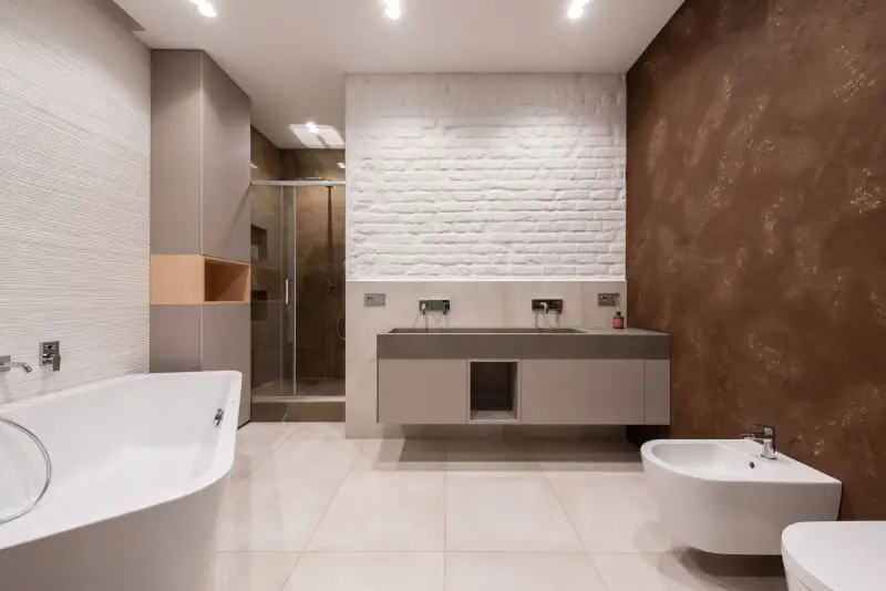 Luxe badkamer met inloopdouche, vrijstaand bad en warme verlichting